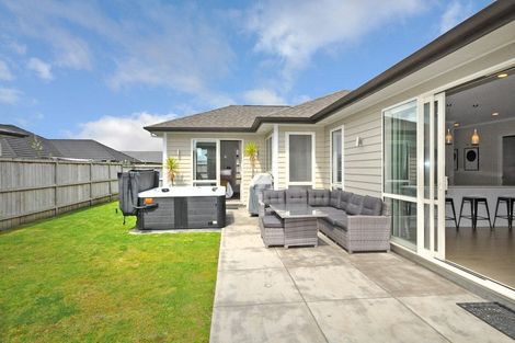 Photo of property in 11 Paso Fino Crescent, Karaka, Papakura, 2113