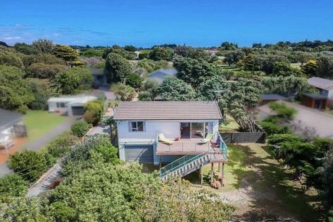 Photo of property in 10 Konini Crescent, Waikanae Beach, Waikanae, 5036