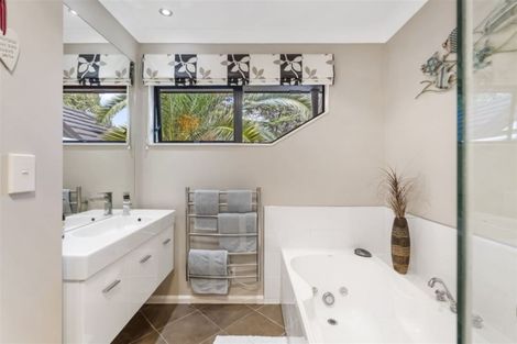 Photo of property in 12a Hobbs Road, Matakatia, Whangaparaoa, 0930