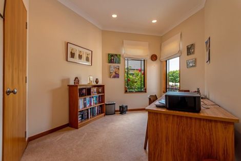 Photo of property in 2 Heritage Place, Terrace End, Palmerston North, 4410