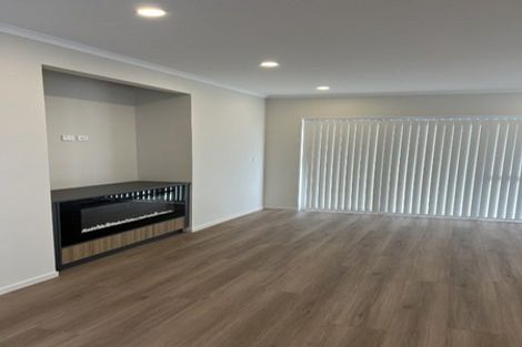 Photo of property in 28 Ballyalton Crescent, Flat Bush, 2019