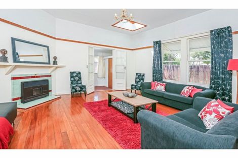 Photo of property in 17 Awaroa Road, Sunnyvale, Auckland, 0612