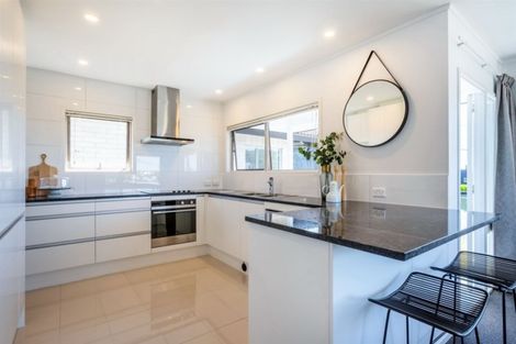 Photo of property in 2/50 Seaview Road, Castor Bay, Auckland, 0620