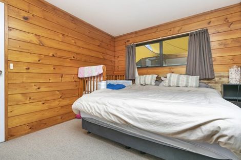 Photo of property in 2/21 Tahu Crescent, Sunnynook, Auckland, 0620