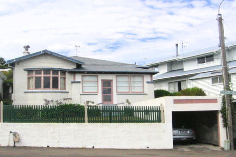 Photo of property in 82 Northland Road, Northland, Wellington, 6012
