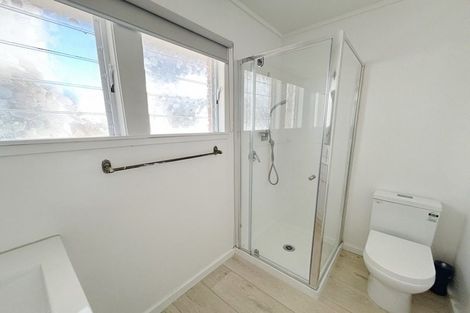 Photo of property in 2/90 Te Atatu Road, Te Atatu South, Auckland, 0610