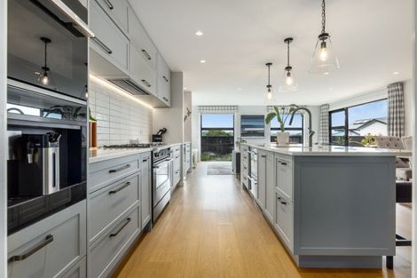 Photo of property in 14 Rotorua Grove, Aotea, Porirua, 5024