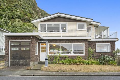 Photo of property in 77 Breaker Bay Road, Breaker Bay, Wellington, 6022