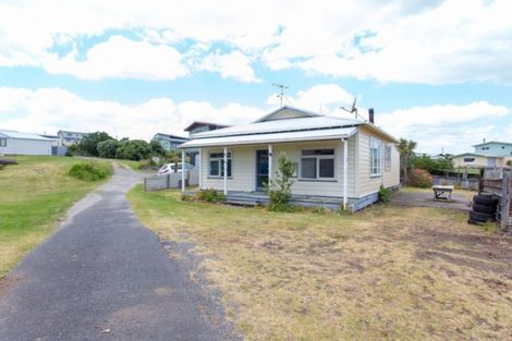 Photo of property in 10 Pingao Place, Waiinu Beach, Wanganui, 4588