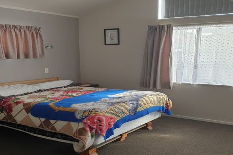 Photo of property in 40 Edgewater Parade, Waiuku, 2123