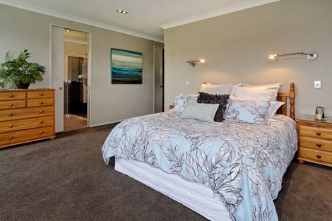 Photo of property in 82a Shaw Road, Oratia, Auckland, 0604