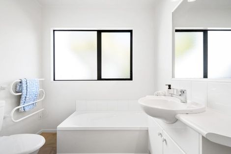 Photo of property in 2/100a Verran Road, Birkdale, Auckland, 0626
