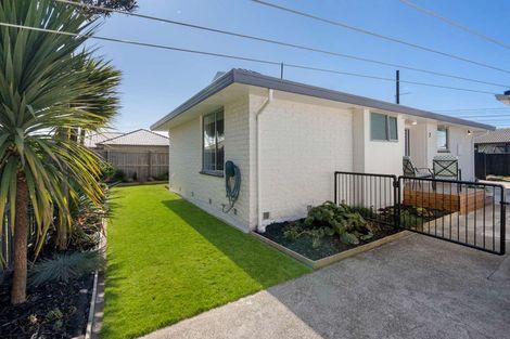 Photo of property in 2/126a Middlepark Road, Sockburn, Christchurch, 8042