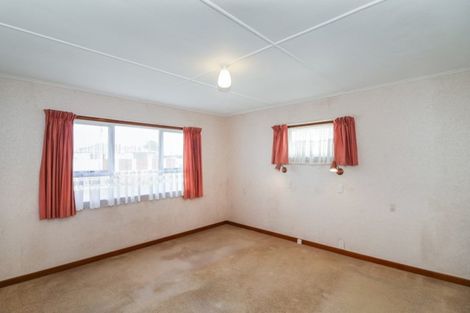 Photo of property in 15 Turakina Street, Merrilands, New Plymouth, 4312