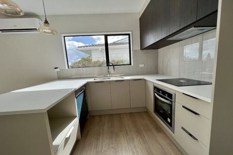 Photo of property in 7a Tupaki Place, Pakuranga Heights, Auckland, 2010