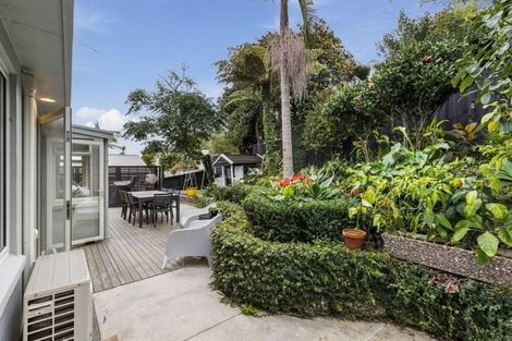 Photo of property in 2/19 Kenmure Avenue, Forrest Hill, Auckland, 0620