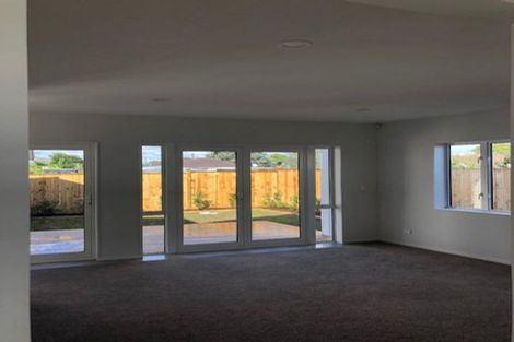 Photo of property in 2 Riroriro Close, Papakura, 2110