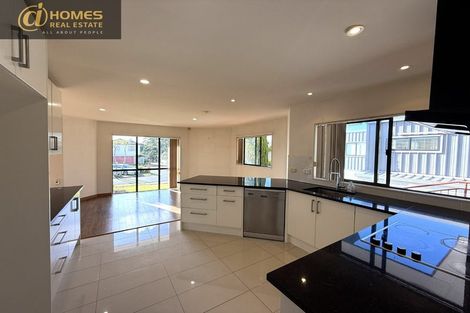 Photo of property in 5 Queen Natalie Place, Massey, Auckland, 0614