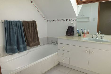 Photo of property in 11 Brockhall Lane, Avonhead, Christchurch, 8042