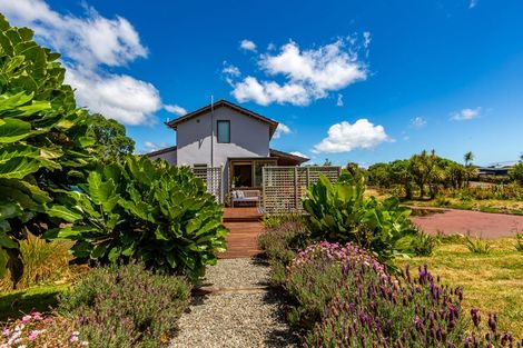 Photo of property in 106 Paetawa Road, Peka Peka, Waikanae, 5391