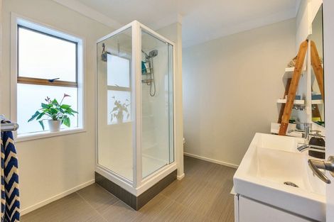 Photo of property in 9 Valerie Crescent, Okura, Albany, 0792