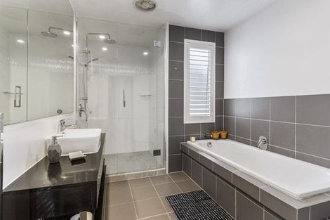 Photo of property in 11a Wernham Place, Northcote, Auckland, 0626