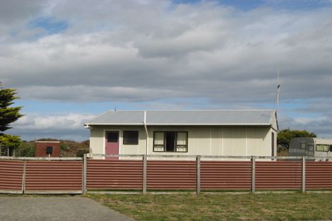 Photo of property in 18 James Street, Waikawa Beach, Levin, 5573