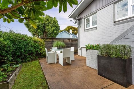 Photo of property in 15 Eversleigh Road, Belmont, Auckland, 0622