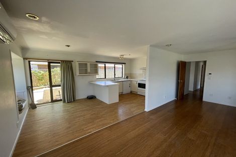 Photo of property in 12 Bosnyak Drive, Te Atatu South, Auckland, 0610