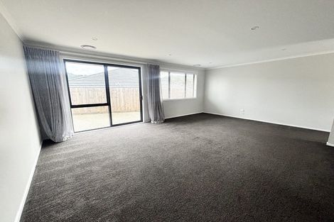 Photo of property in 5 Rewarewa Way, Timberlea, Upper Hutt, 5018