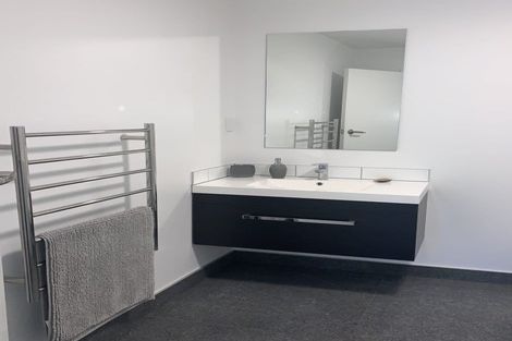 Photo of property in 111 Pupuke Road, Northcote, Auckland, 0627