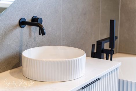 Photo of property in 109 Hurndall Street East, Maungaturoto, 0520