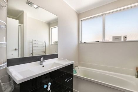 Photo of property in 1/6 Silver Creek Road, Weymouth, Auckland, 2103