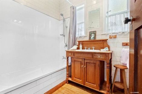 Photo of property in 103 Luckens Road, West Harbour, Auckland, 0618