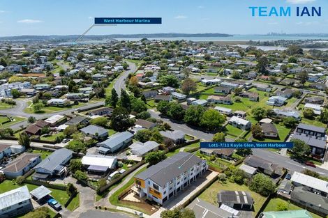 Photo of property in 7/11 Kayle Glen, West Harbour, Auckland, 0618