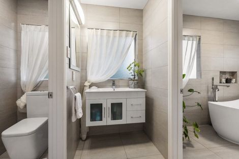 Photo of property in 58 Marina View Drive, West Harbour, Auckland, 0618