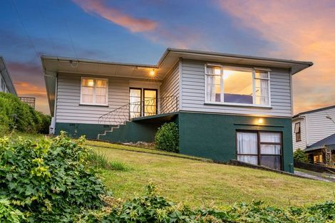 Photo of property in 32 Raroa Terrace, Tawa, Wellington, 5028