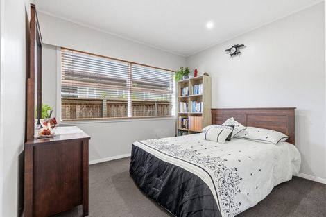 Photo of property in 12 Knox Road, Swanson, Auckland, 0612