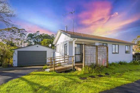 Photo of property in 8 Angeline Place, Massey, Auckland, 0614