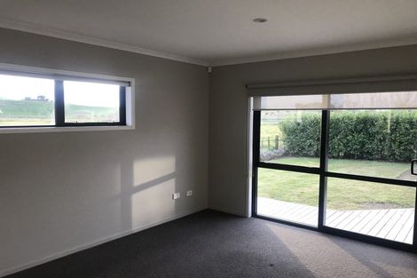 Photo of property in 30 Breaker Grove, Waiuku, 2123