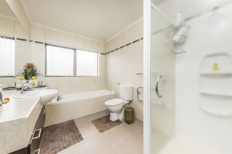 Photo of property in 1 Seresin Crescent, Flat Bush, Auckland, 2016
