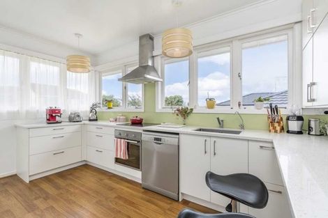 Photo of property in 73 Pupuke Road, Northcote, Auckland, 0627