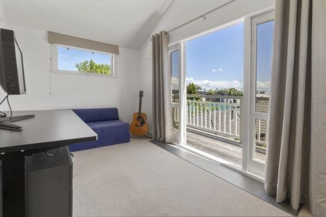Photo of property in 1/50 Norwood Road, Bayswater, Auckland, 0622