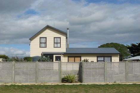 Photo of property in 20 James Street, Waikawa Beach, Manakau, 5573