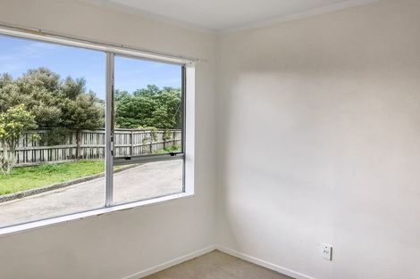 Photo of property in 15a Bayswater Place, Newlands, Wellington, 6037