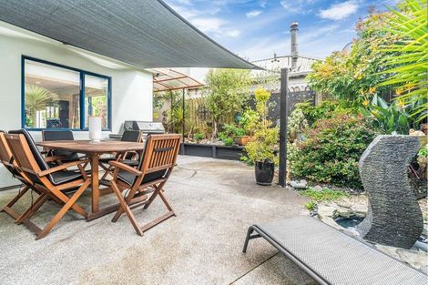 Photo of property in 1/2 Valley Road, Northcote, Auckland, 0626