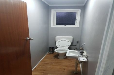 Photo of property in 35 Easton Park Parade, Glenfield, Auckland, 0629