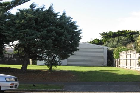 Photo of property in 15 Whitmore Grove, Waikanae Beach, Waikanae, 5036