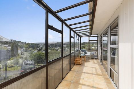 Photo of property in 9 Blandford Way, Newlands, Wellington, 6037