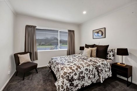 Photo of property in 18 Kinross Drive, Merrilands, New Plymouth, 4312